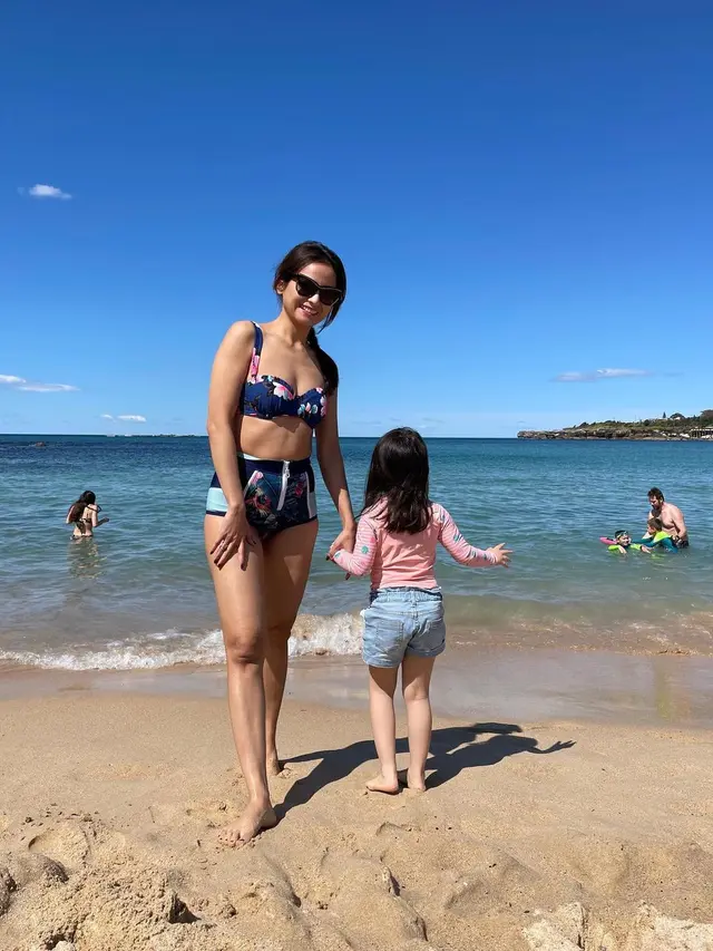 Acha Septriasa di pantai (Instagram/septriasaacha)