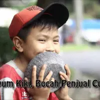 Meski masih 11 tahun, bocah ini rela keliling jualan cobek dengan berjalan kaki. | Sumber Foto: Youtube.com