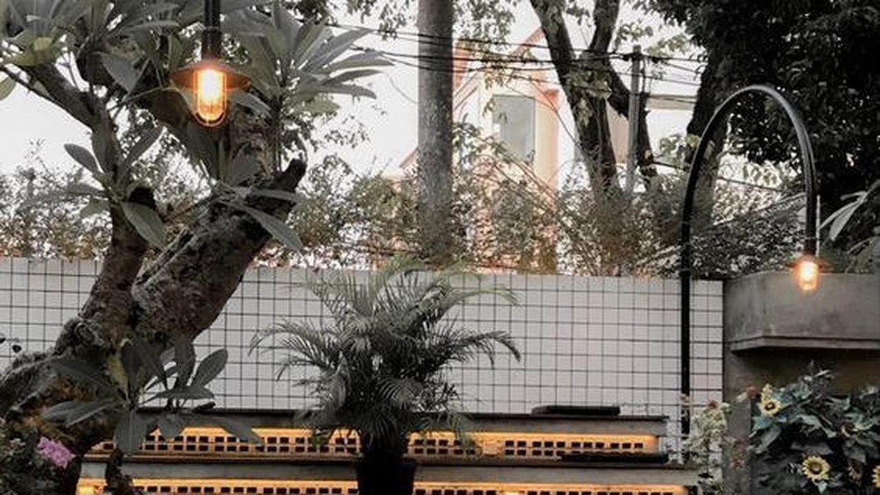 Desain Kafe Outdoor dengan Kursi Tribun untuk Suasana Dinamis