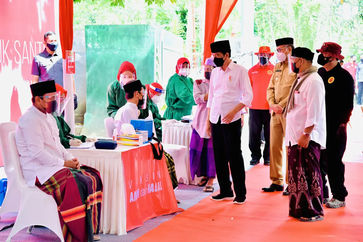 Presiden Joko Widodo atau Jokowi meninjau lokasi vaksinasi Covid-19, Kamis (16/9/2021).