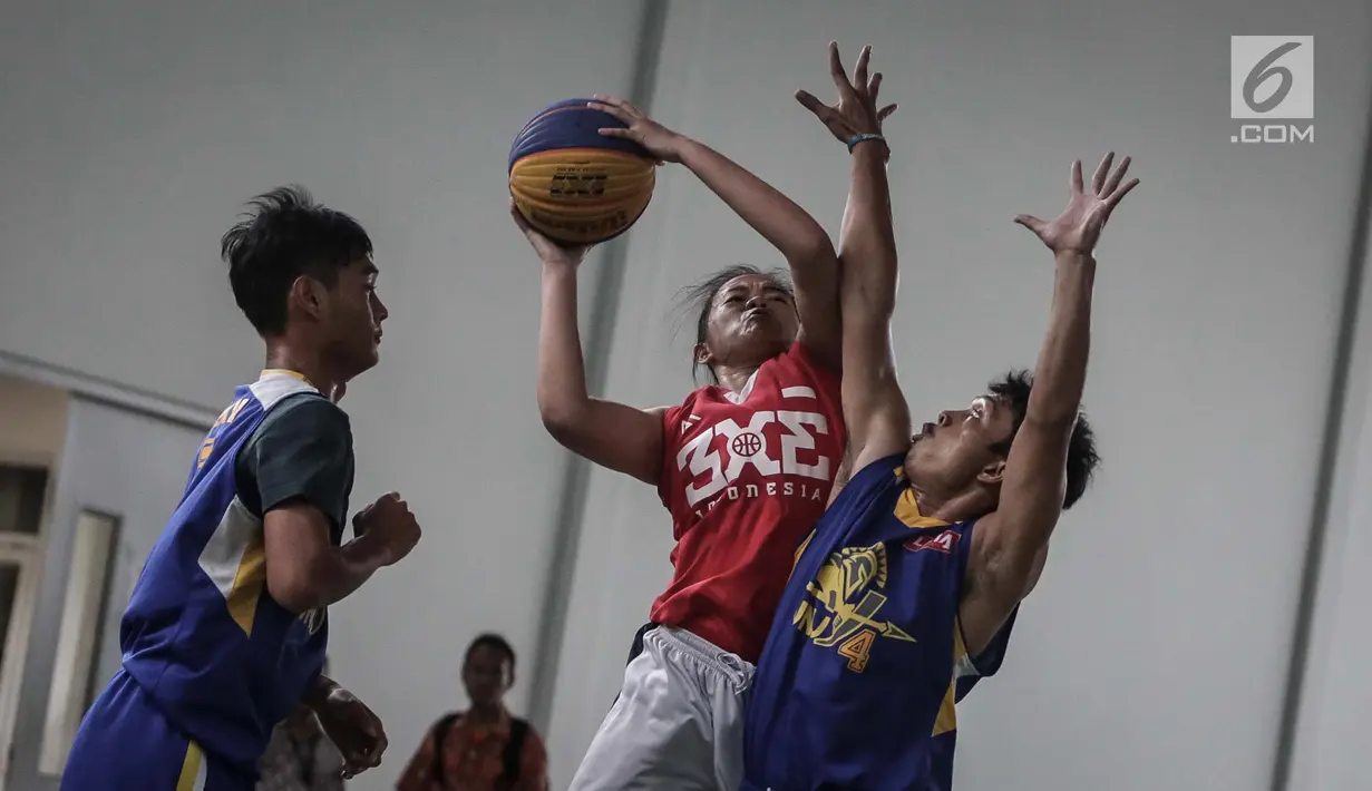 Sejumlah atlet basket putra serius berlatih di Gor Istana Kana, Jakarta, Jumat (12/1). Latihan ini  untuk mempersiapkan diri dalam menghadapi Asian Games 2018. (Liputan6.com/Faizal Fanani)