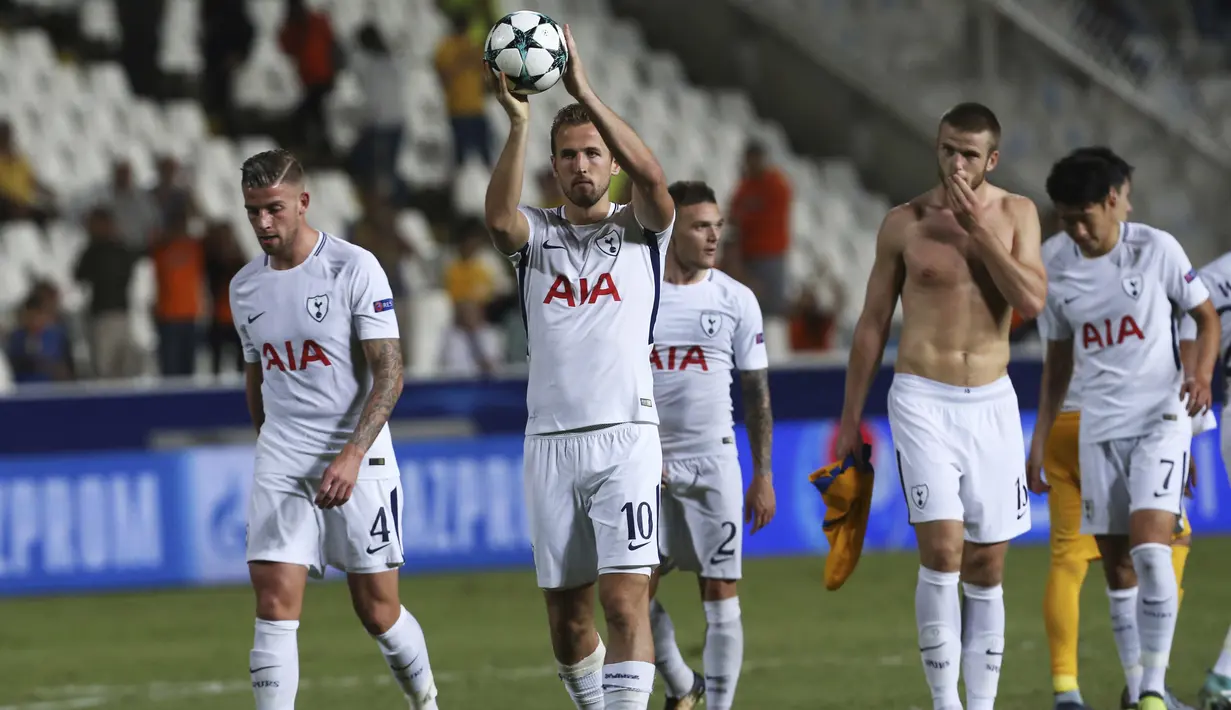 Harry Kane dan para pemain Totenham memberikan salam kepada suporter usai melawan APOEL Nicosia pada laga grup H Liga Champions di GSP stadium,  Nicosia, Siprus, (26/9/2017). Tottenham menang 3-0. (AP/Petros Karadjias)