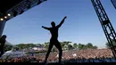 Tampak keramaian Festival Circuit Vilassar de Dalt, Para kaum Gay dan Lesbian sedang asik menari sambil di iringi musik, Barcelona, Spanyol, Senin (11/8/2015). Acara ini juga mendatangkan para artis – artis terkenal setempat. (REUTERS/Albert Gea)