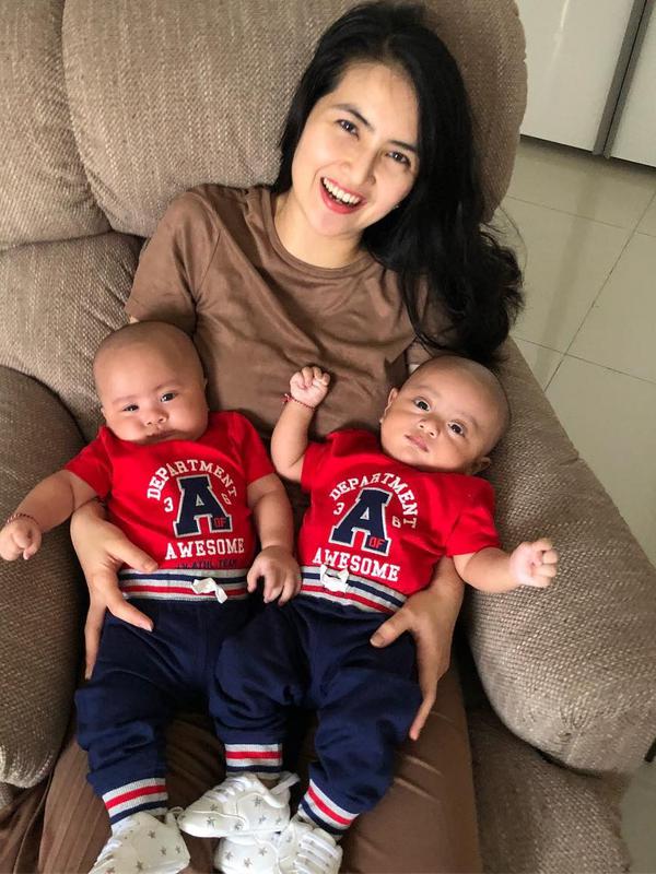 Kadek Devie Momong Anak Kembar (Sumber: Instagram/dewayoga_07)