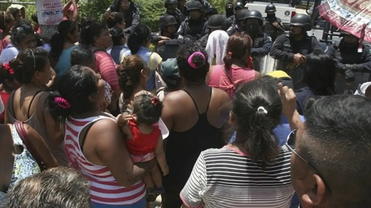 Kerabat berada di depan penjara di Acapulco, barat daya Meksiko. (AP)