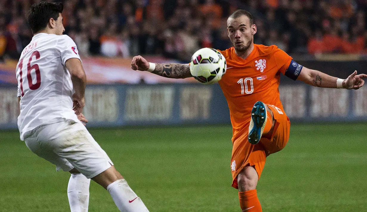 Gelandang  Belanda, Wesley Sneijder (kanan) berebut bola dengang pemain turki  Ozan Tufan saat kualifikasi Piala Eropa 2016 di Amsterdam Arena, Minggu (29/3/2015). Belanda bermain imbang 1-1 melawan turki. (REUTERS/Michael Kooren)