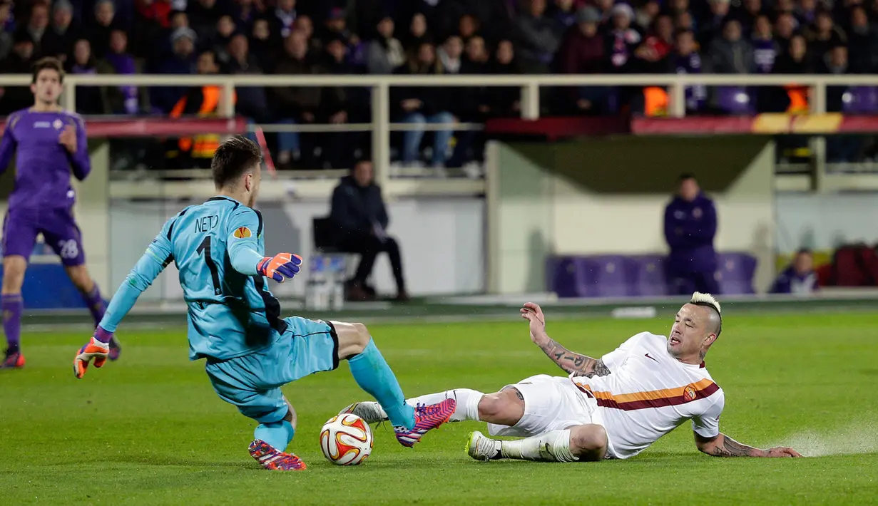 Kiper Fiorentina, Neto berebut bola dengan gelandang AS Roma Radja Nainggolan di leg pertama  16 besar Liga Europa di Stadion Artemio Franchi,Italia Jumat (13/3/2015) . Fiorentina bermain imbang 1-1 dengan AS Roma. (Reuters/Max Rossi)