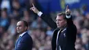 Pelatih Everton Roberto Martinez dan pelatih Liverpool Brendan Rodgers serius mengamati aksi anak asuhnya dalam lanjutan Liga Premier Inggris di Goodison Park, Minggu (04/10/2015). Liverpool dan Everton imbang 1-1. ( Reuters / Lee Smith)