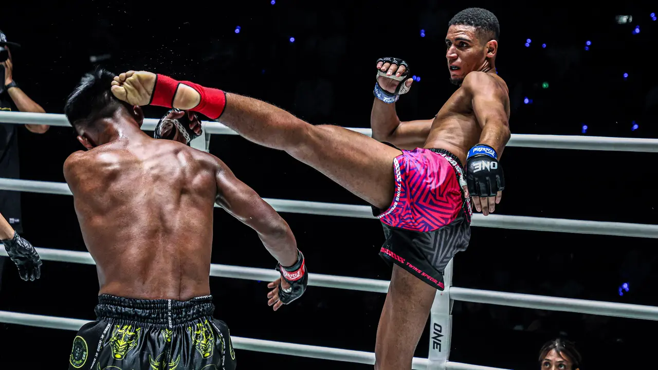 Abdelali Zahidi (kanan) mendaratkan tendangan tinggi ke arah Tun Min Aung dalam laga Muay Thai di ONE Friday Fights 88 pada Jumat (22/11/2024)