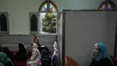 Sejumlah wanita Muslim berdoa untuk korban penembakan massal Christchurch di Selandia Baru di Masjid Jamia, Hong Kong  (18/3). Mereka berdoa untuk korban penembakan yang menewaskan 50 orang di Masjid Al Noor, Christchurch. (AFP Photo/Viviek Prakash)