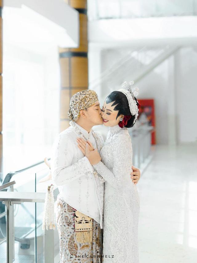 <span>Momen Bahagia Pernikahan Danang DA dengan Nura (Sumber: Instagram/ The caramelz)</span>