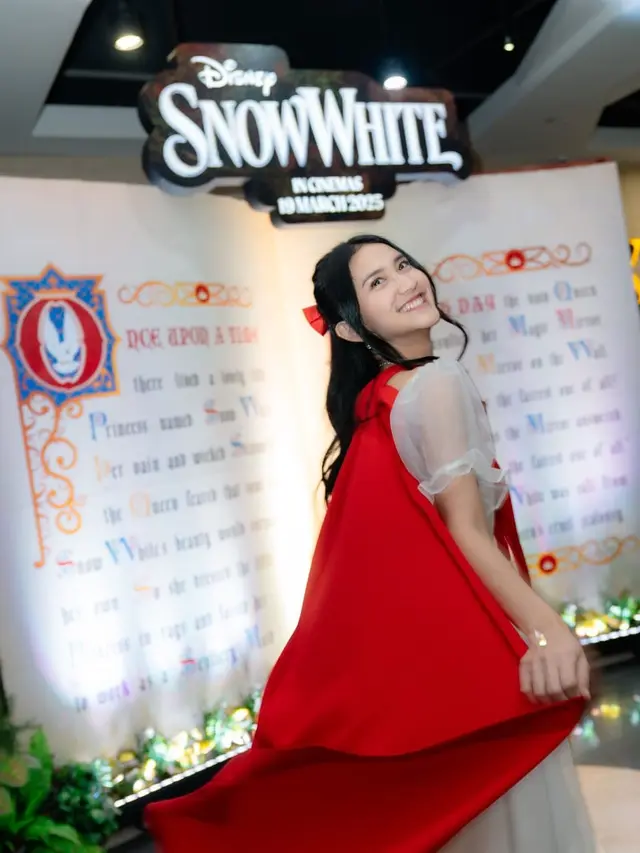 Pesona Harleyava Princy Tampil Bak Snow White Modern di Premiere Film Disney
