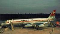 Sebuah pesawat Swissair sedang transit di Manchester dalam perjalanan ke Zurich pada 1964. (Sumber Wikimedia Commons/Ruth AS)