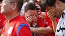 Ekspresi kesedihan tampak pada wajah beberapa warga Korea Selatan usai tim negaranya dikalahkan Belgia 0-1, Seoul, Jumat (27/6/14). (REUTERS/Kim Hong-Ji)