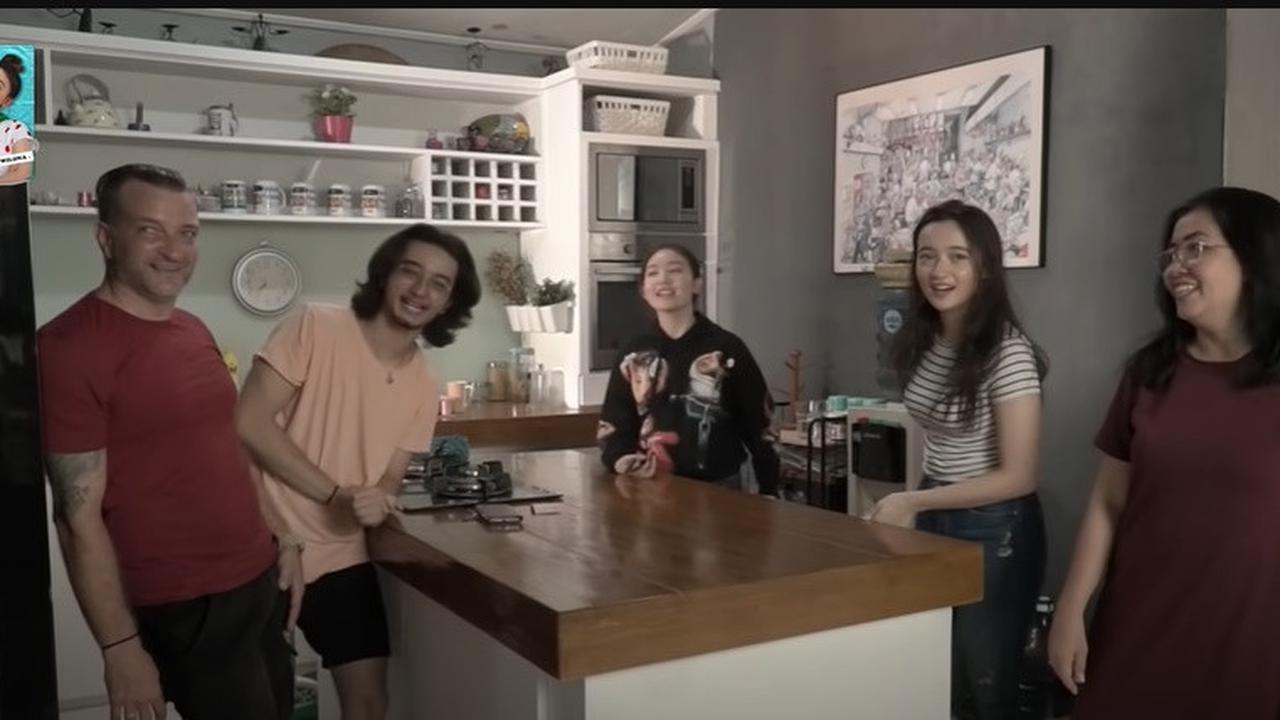 7 Potret Dapur di Rumah Megan Domani dan Bryan Domani, Tampak Minimalis Dominan Kayu