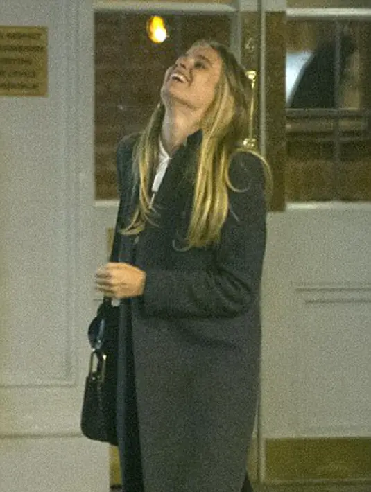 Mengenakan kemeja putih berenda, aktris berusia 26 tahun ini tertawa dan berbagi lelucon dengan seorang sahabatnya saat meninggalkan pub. Tak lama setalah itu diketahui Pangeran Harry mengikutinya keluar. (via dailymail.co.uk)