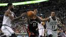 Pemain Toronto Raptors,Terrence Ross (31) mencoba melewati hadangan dua pemain Boston Celtics pada lanjutan NBA di TD Garden, Boston, Massachusetts, Kamis (24/3/2016) WIB. Celtics menang 91-79. (Mandatory Credit: Bob DeChiara-USA TODAY Sports)