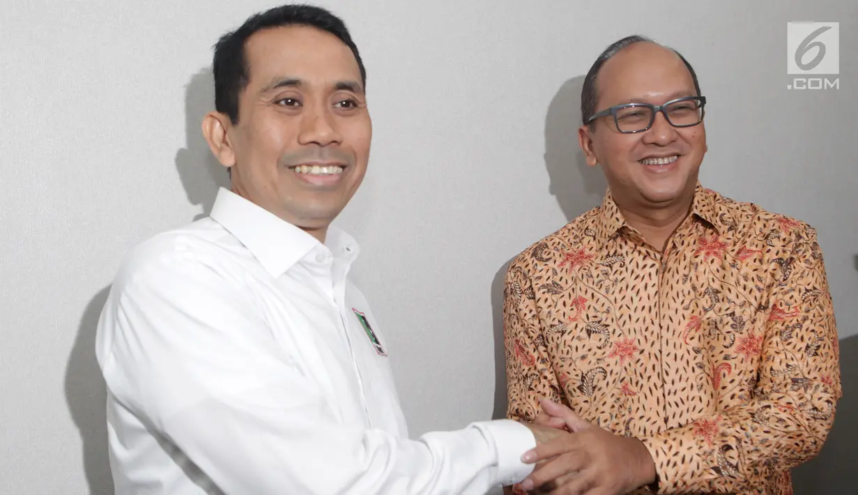 Presidium KAHMI, Kamrussamad (kiri) bersalaman dengan Ketua Umum Kadin, Rosan Roeslani (kanan) di Jakarta, Kamis (23/11). Pertemuan membahas sinergi memperkuat penetrasi pasar maupun peningkatan kualitas produk UMKM. (Liputan6.com/Pool/KAHMI)