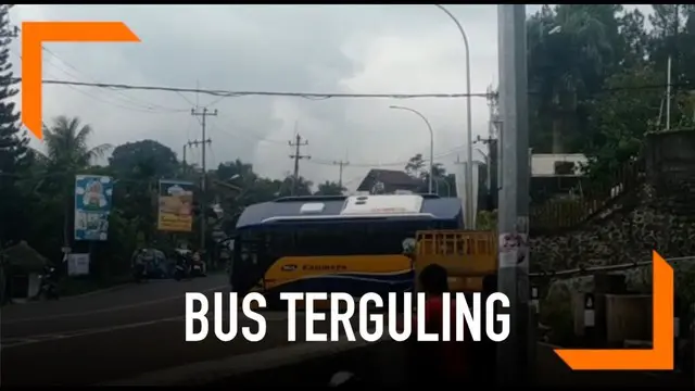 Sebuah bus rombongan wisatawan terguling di jalur Puncak, Bogor, Jawa Barat, Rabu (1/5/2019) siang. Akibat peristiwa nahas itu, lima penumpang mengalami luka-luka.