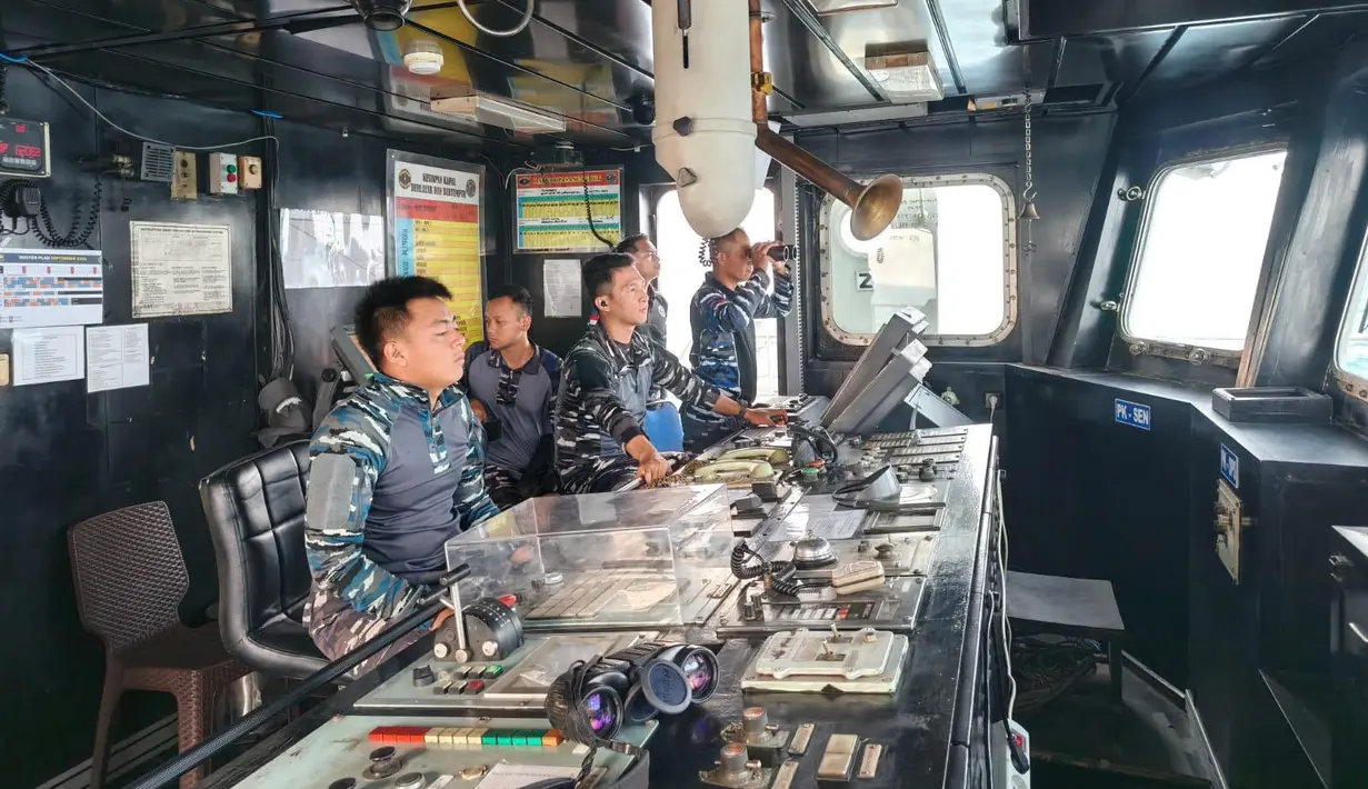 TNI Angkatan Laut mengerahkan kapal bersama unsur SAR untuk mencari lima jurnalis yang hilang kontak di perairan Selat Sunda saat hendak meliput aktivitas Gunung Anak Krakatau. (Foto: Unggahan Akun Medsos @sekretariat.kabinet)