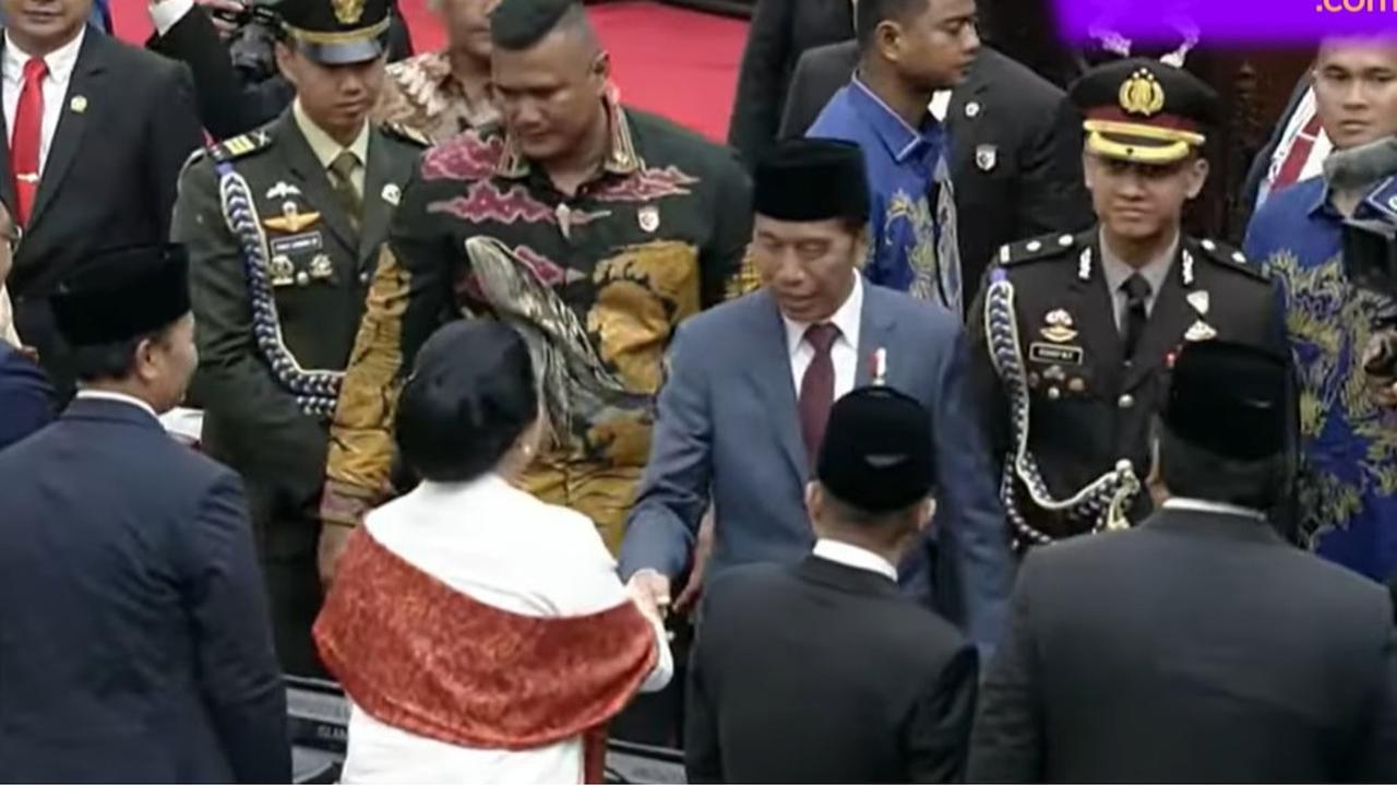 VIDEO: Jokowi dan Puan Maharani Ngobrol Santai Diselingi Tawa Usai Pelantikan Anggota DPR