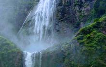 Eksotisme Air Terjun Tertinggi Indonesia, Dikelilingi Tebing dan Hutan yang Keindahannya Bikin Pengunjung Enggan Pulang