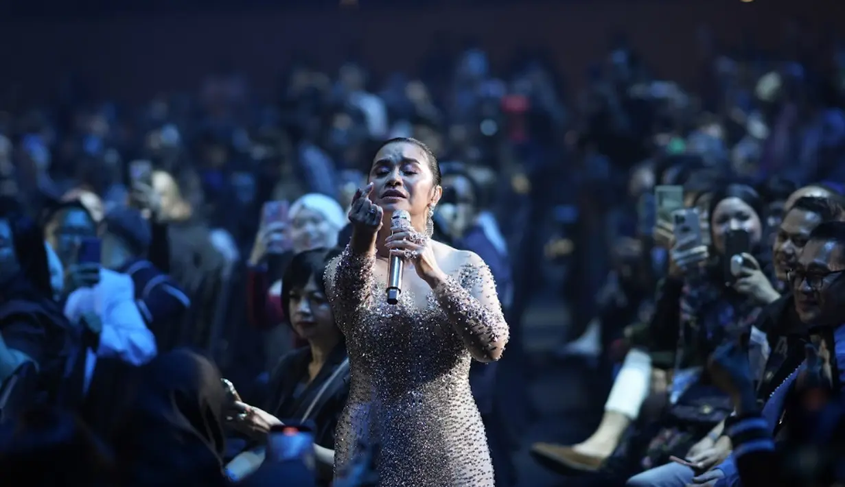 <p>Ruth Sahanaya membuka konser dengan lagu 'Pesta' yang dirilis pada 1986. Dia tampil anggun dalam balutan gaun silver berkilau dan sepatu hak tinggi.&nbsp;(Foto: Istimewa)</p>