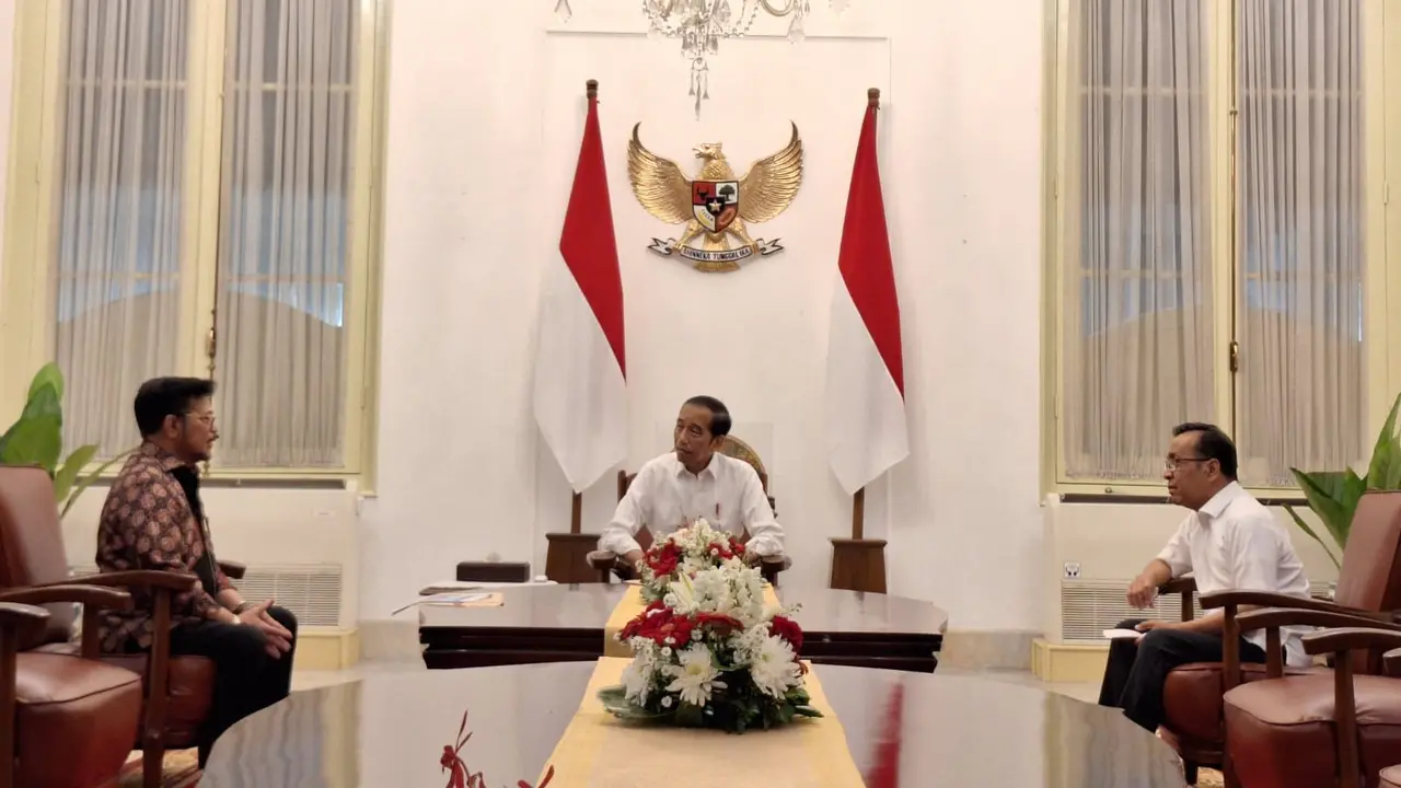 Syahrul Yasin Limpo (kiri) bertemu dengan Presiden Jokowi di Istana, Minggu (8/10/2023)