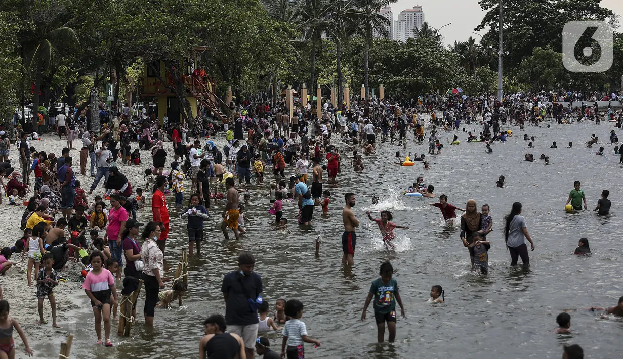 <p>Pengunjung berenang di Pantai Karnaval Ancol, Jakarta, Jumat (14/5/2021). Pemprov DKI Jakarta pada libur Lebaran 2021 membuka sejumlah tempat wisata, salah satunya Ancol. (Liputan6.com/Johan Tallo)</p>