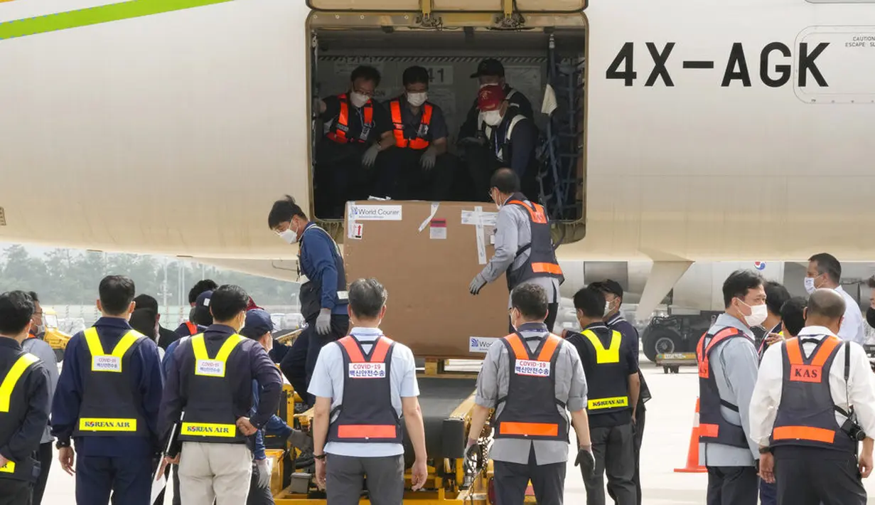 Sejumlah vaksin COVID-19 Pfizer yang dikirim oleh Israel dibongkar di Bandara Internasional Incheon di Incheon, Rabu (7/7/2021). Pemerintah Israel mengirim 700.000 dosis vaksin buatan Pfizer yang hampir kedaluwarsa ke Korea Selatan dalam kesepakatan pertukaran vaksin covid-19. (AP/Ahn Young-joon)