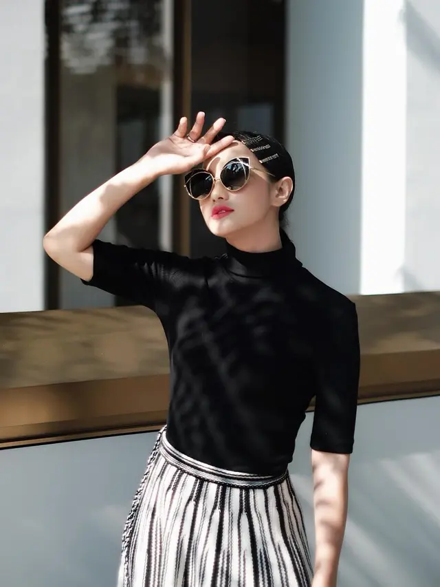 FOTO: Gaya Ririn Ekawati saat Pakai Kacamata Hitam, Menawan dan Elegan