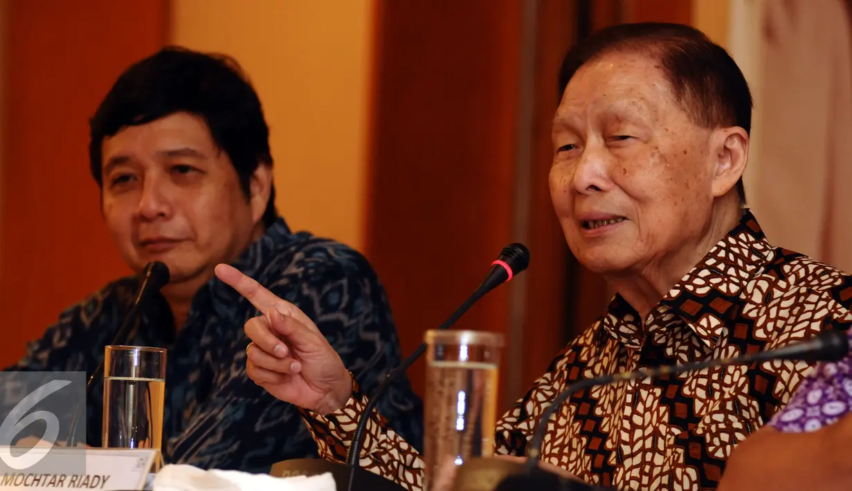 Pendiri Lippo Grup , Mochtar Riady (kanan) memberikan keterangan saat peluncuran buku Manusia Ide di Jakarta, Selasa (26/1/2016). Lewat bukunya, Mochtar membuktikan tak hanya bermodal ide namun juga dengan tindakan. (Liputan6.com/Helmi Fithriansyah)