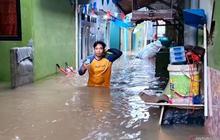 Banjir Kebon Pala Jakarta Timur Capai 1,5 Meter, Warga Bertahan di Rumah
