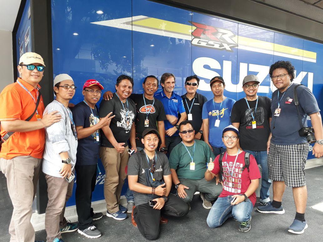 Manajer Suzuki Ecstar, Davide Brivio berfoto bersama wartawan Indonesia (Liputan6.com/Defri Saefullah)