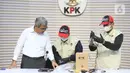 Ketua Komisi Pemberantasan Korupsi (KPK), Setyo Budiyanto (kiri) berbincang dengan petugas yang memperlihatkan barang bukti Operasi Tangkap Tangan (OTT) di Kantor Imigrasi Jakarta Barat, Gedung Merah Putih KPK, Jakarta, Kamis (4/6/2026). (Liputan6.com/Helmi Fithriansyah)