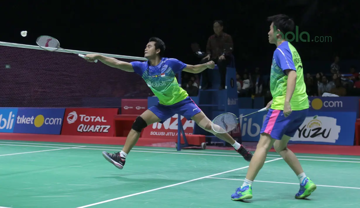 Aksi Tontowi Ahmad/Lilyana Natsir melawan Hafiz Faizal/Gloria Emanuelle pada semifinal Indonesia Open 2018 di Istora Senayan, Jakarta, (7/6/2018). Tontowi/Liliyana menang 21-18, 21-8. (Bola.com/Nick Hanoatubun)