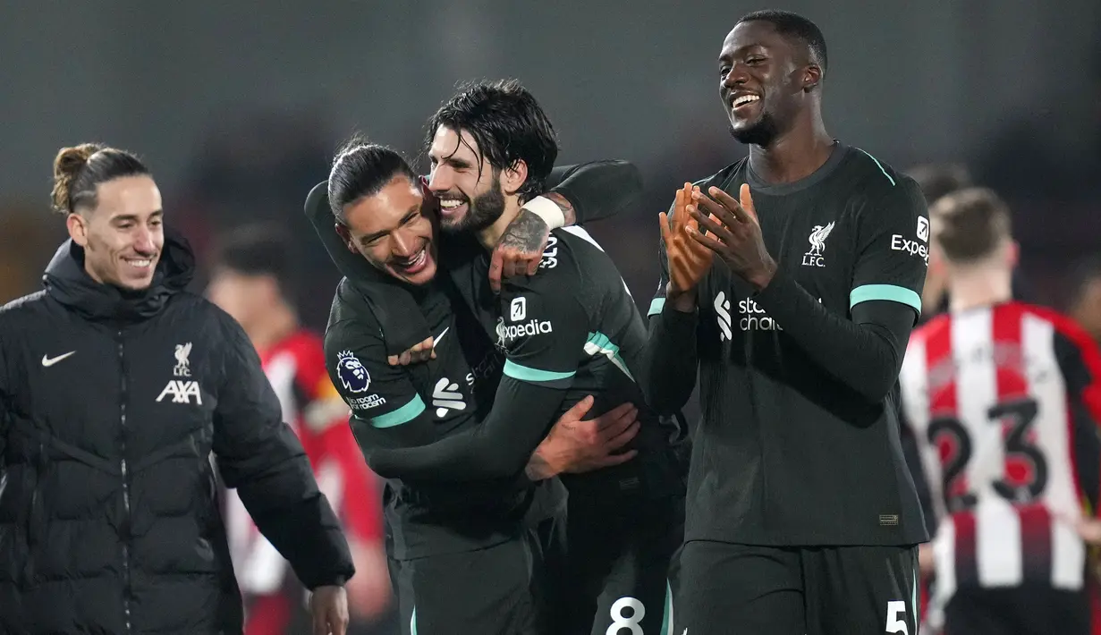 Pemain Liverpool, Darwin Nunez bersama Dominik Szoboszlai merayakan kemenangan timnya atas Brentford dalam laga lanjutan Liga Inggris 2024/2025 melawan Brentford di Gtech Community Stadium, London, Inggris, Minggu (19/01/2025) WIB. (AP Photo/Kirsty Wigglesworth)