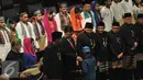 Mendagri Tjahjo Kumolo berjabat tangan dengan muda-mudi Jakarta usai Rapat Paripurna Istimewa di Gedung DPRD Provinsi Jakarta, Senin (22/6/2015). Rapat Paripurna Istimewa tersebut berlangsung dalam rangka HUT ke-488 Jakarta. (Liputan6.com/Herman Zakharia)