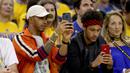 Pembalap F1, Lewis Hamilton dan Striker Barcelona, Neymar Jr menyaksikan gim kedua Final NBA antara Cleveland Cavaliers melawan Golden State Warriors di Oracle Arena, California, (4/06/2017). Golden State Warriors menang 132-113. (AFP/Ezra Shaw)