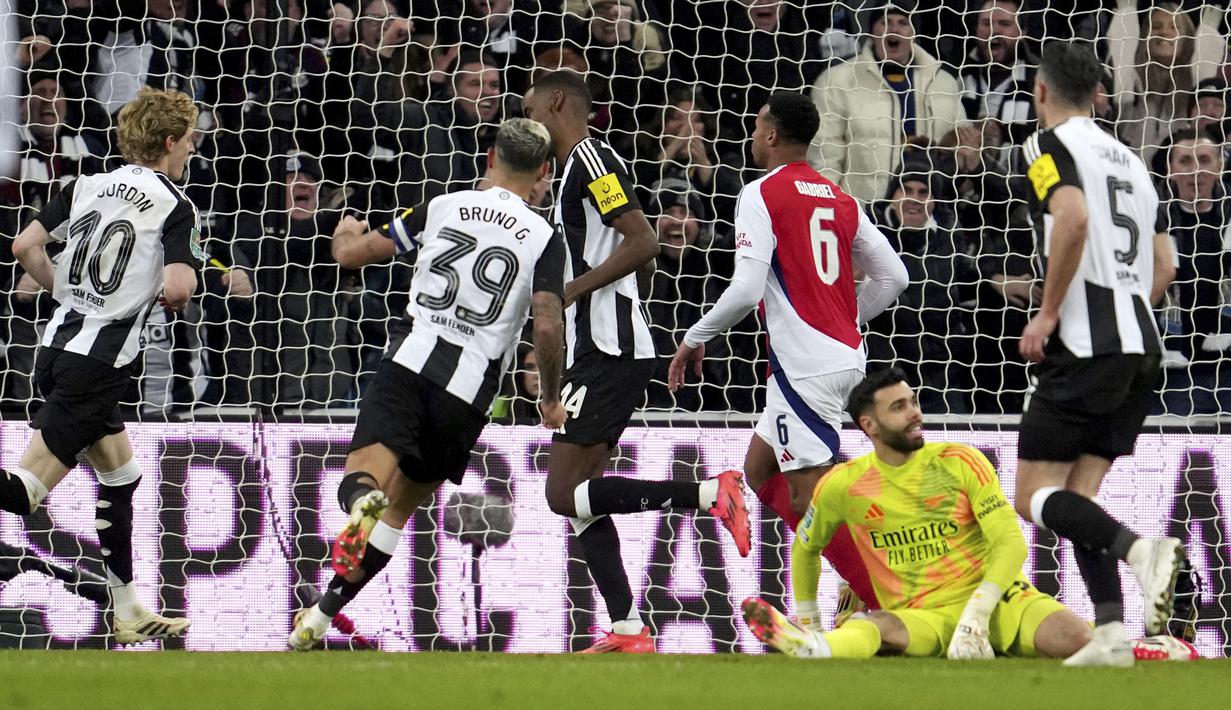 Pemain Newcastle, Anthony Gordon (kiri) melakukan selebrasi setelah mencetak gol kedua timnya ke gawang Arsenal dalam laga leg kedua Carabao Cup 2024/2025 di St James Park, Newcastle, Inggris, Kamis (06/02/2025). (AP Photo/Jon Super)