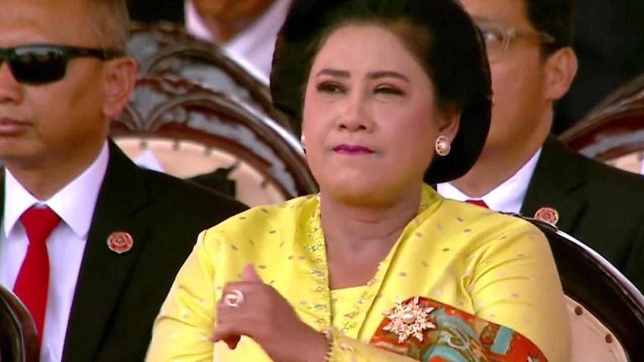 Veronica yang mengenakan kebaya kuning duduk disamping Presiden kelima RI Megawati Soekarnoputri. Mega pun hanya terlihat tenang melihat atraksi helikopter berdansa itu.<br>