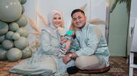 Momen Akikah Qwenzy Anak Kesha Ratuliu dan Adhi Permana. (Sumber: Instagram/kesharatuliu05)