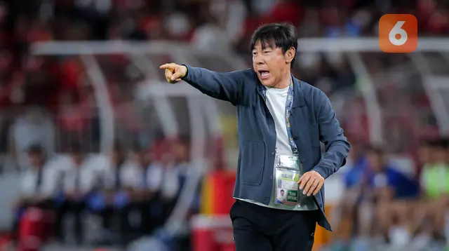 Pelatih Timnas Indonesia, Shin Tae-yong memberikan arahan kepada anak asuhnya saat melawan Vietnam dalam laga Grup F Kualifikasi Piala Dunia 2026 zona Asia di Stadion Utama Gelora Bung Karno (SUGBK) Senayan, Jakarta, Kamis (21/3/2024). (Bola.com/Bagaskara Lazuardi)