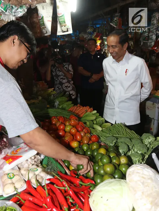 Presiden Joko Widodo atau Jokowi melihat-lihat sayuran saat blusukan di Pasar Minggu, Jakarta, Jumat (22/2). Jokowi membeli kedondong, ayam potong, ikan gabus dan jeruk. (Liputan6.com/Angga Yuniar)