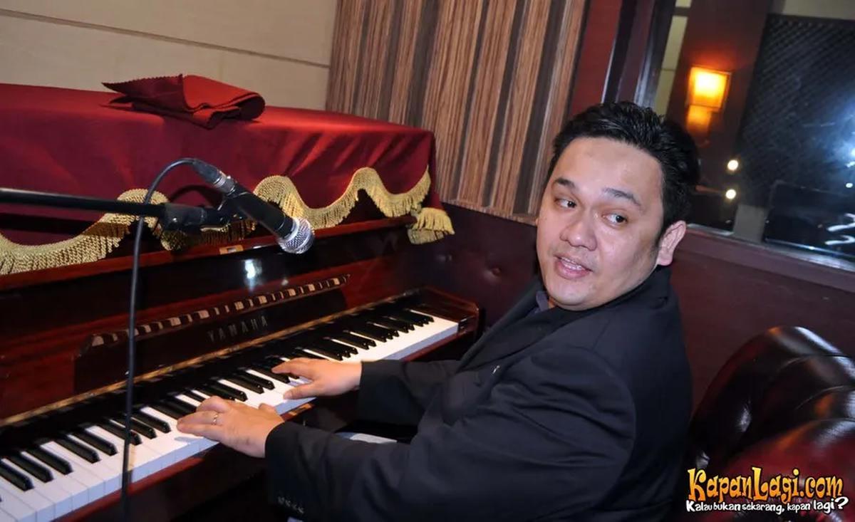 Bermain piano, salah satu kegemaran <a href=