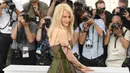 Aktris Nicole Kidman berpose saat menghadiri pemutaran film The Killing Of A Sacred Deer pada acara Festival Film Cannes ke-70, Prancis (22/5). Aktris 49 tahun ini tampil cantik dengan gaun bermotif merak.  (AP Photo / Alastair Grant)