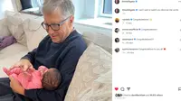 Bill Gates berbagi momen gendong cucu pertama di Instagram. (Foto: Instagram @thisisbillgates)