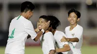 Pemain Timnas Indonesia U-16 merayakan gol yang dicetak oleh Alfin Lestaluhu ke gawang Filipina pada laga babak Kualifikasi Piala AFC U-16 2020 di Stadion Madya, Jakarta, Senin (16/9/2019). Indonesia menang 4-0 atas Filipina. (Bola.com/M Iqbal Ichsan)