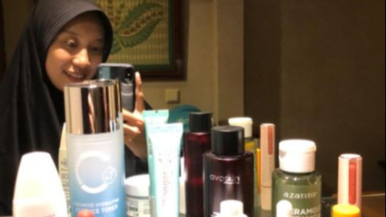 Di awal video TikToknya, akun @si.ibunn menunjukkan apa saja hal-hal yang bisa ia raih dengan gaya hidup frugal. Deretan skincare hingga mobil mewah bisa dibelinya dalam kurun waktu 5 tahun pernikahan. Ia juga terlihat rutin melakukan staycation bersama k