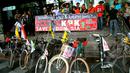Komunitas sepeda ontel dan solidaritas pelajar yang berasal dari berbagai daerah di Jawa Tengah dan Jawa Timur melakukan aksi mendukung Komisi Pemberantasan Korupsi (KPK) Jakarta, Senin (16/02/15). (Liputan6.com/Faisal R Syam)